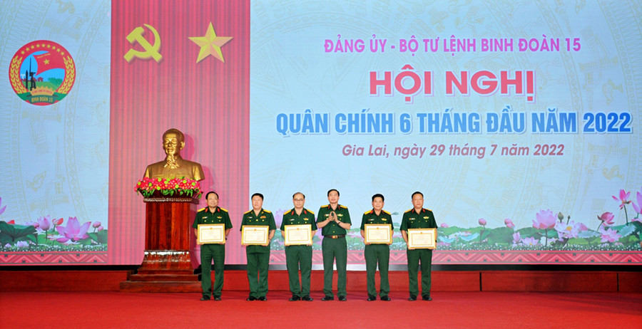Các cá nhân nhận bằng khen của Bộ trưởng Bộ Quốc phòng. Ảnh: Vĩnh Hoàng (GLO)- Ngày 29-7, Đảng ủy, Bộ Tư lệnh Binh đoàn 15 tổ chức hội nghị Quân chính sơ kết nhiệm vụ 6 tháng đầu năm và triển khai nhiệm vụ 6 tháng cuối năm 2022.