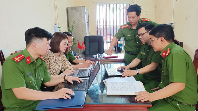 Công an huyện Như Xuân trong một cuộc họp xây dựng kế hoạch triệt phá các ổ nhóm tội phạm trên không gian mạng