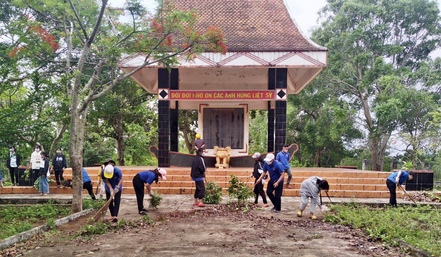Đoàn Thanh niên xã Dun (huyện Chư Sê) ra quân dọn vệ sinh Đài Tưởng niệm Liệt sĩ ở xã. Ảnh: Thiên Di Đoàn xã Dun (huyện Chư Sê) ra quân dọn vệ sinh ĐàiTtưởng niệm Liệt sĩ ở xã. Ảnh: Thiên Di