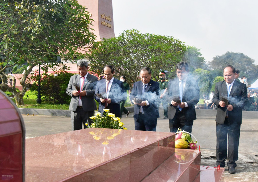 Lãnh đạo tỉnh dâng hương trước phần mộ Anh hùng Núp tại Nghĩa trang Liệt sĩ tỉnh.