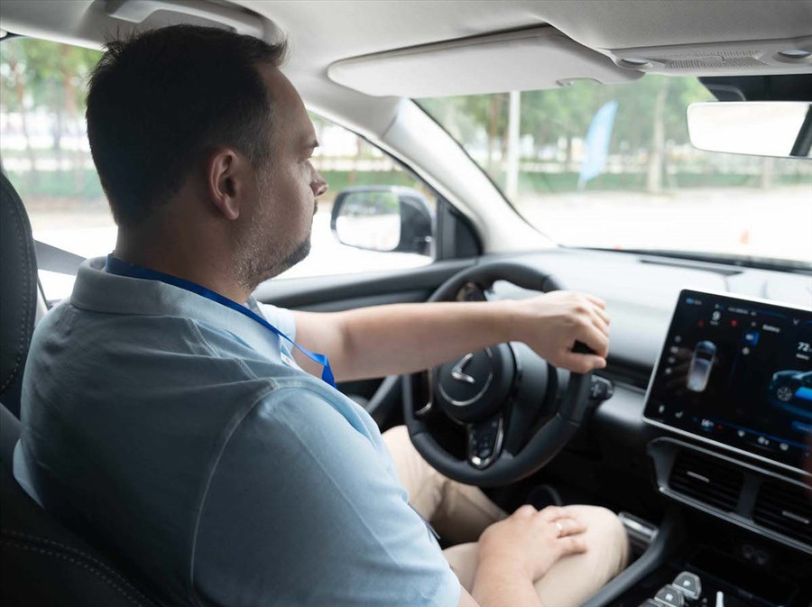  VF 8 gây ấn tượng với khả năng vận hành nhẹ nhàng, êm ái.