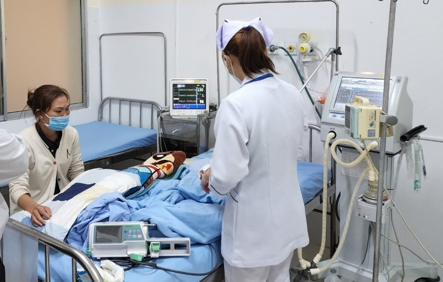 Bé L đang điều trị tại Bệnh viện đa khoa Lâm Đồng. Ảnh: Lâm Viên  Bé L đang điều trị tại Bệnh viện đa khoa Lâm Đồng. Ảnh: Lâm Viên