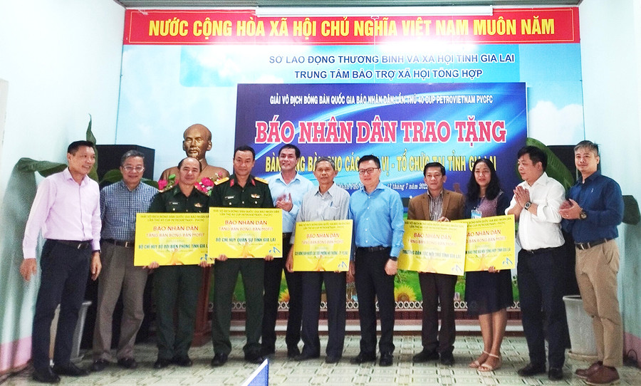 5 đơn vị tại tỉnh Gia Lai đã nhận được các bộ bóng bàn để phát triển phong trào. Ảnh: Văn Ngọc 5 đơn vị tại Gia Lai đã nhận được các bộ bóng bàn để phát triển phong trào Ảnh Văn Ngọc