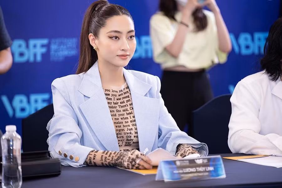 Người đẹp phối với áo blazer màu xanh pastel vừa thanh lịch mà vẫn cá tính.