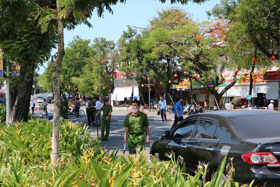  Lực lượng chức năng bảo vệ hiện trường.