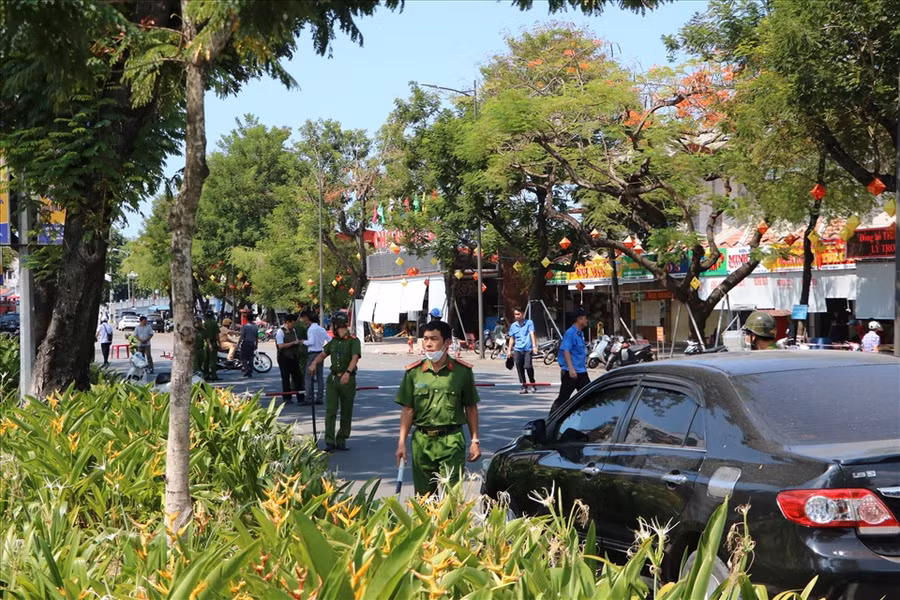  Lực lượng chức năng bảo vệ hiện trường.