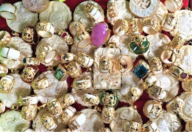 Số trang sức thu giữ nghi làm từ ngà voi. Ảnh nguồn Trung tâm Giáo dục thiên nhiên