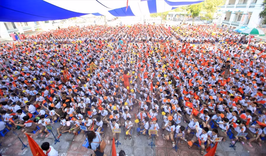 Hình ảnh một lễ khai giảng ở Hoàng Liệt, nơi có hơn 80 toà chung cư và hơn 8,5 vạn dân chen nhau sống trong chưa đầy 5km2. Ảnh: VNE