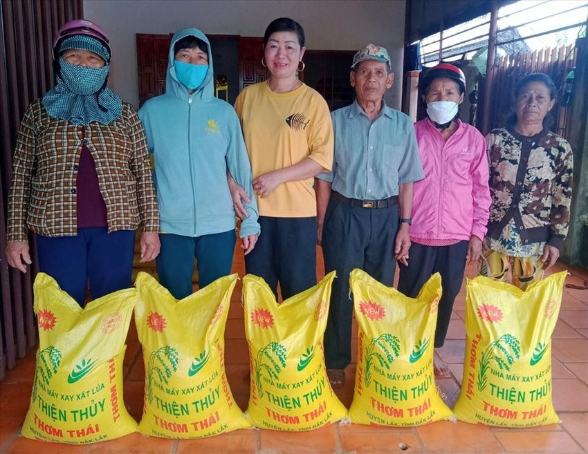 Chị Thúy tặng gạo cho người nghèo. Ảnh: TNT Chị Thúy tặng gạo cho người nghèo. Ảnh: TNT