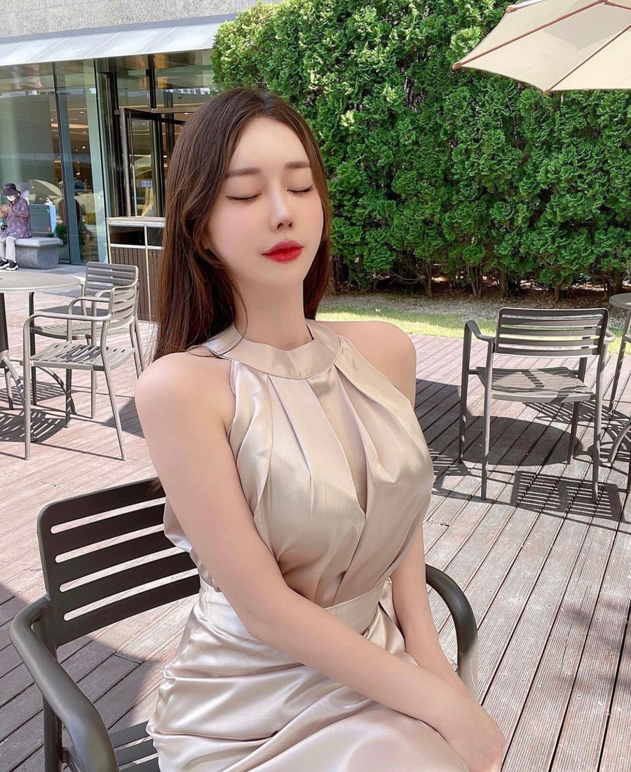  Những mẫu váy lụa satin cổ yếm có những đường xếp nếp gọn gàng với màu sắc trung tính như: Beige, trắng ngà, kem sữa… giúp nàng thêm phần mặn mà, đằm thắm.