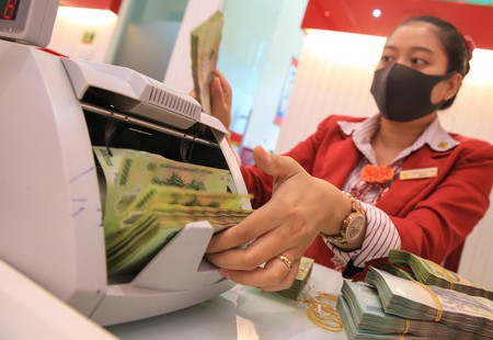 Tiền nhàn rỗi từ dân cư tiếp tục chảy vào ngân hàng