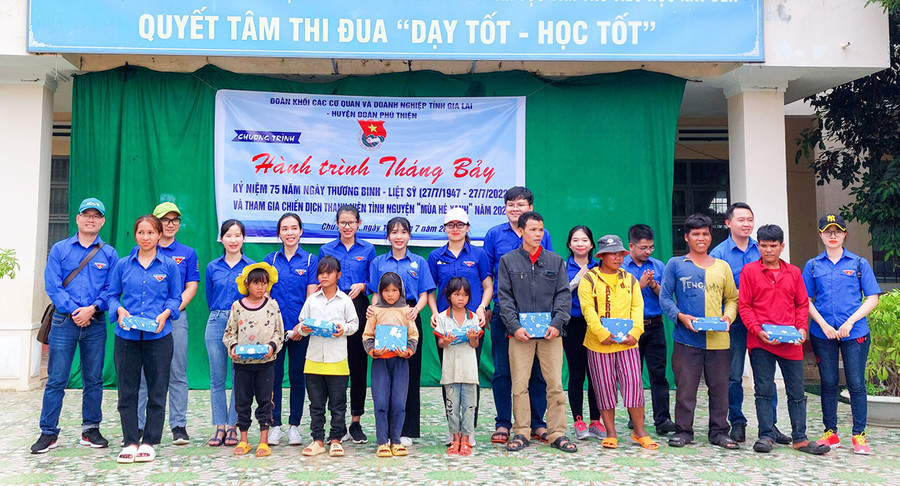 Đoàn khối các Cơ quan và Doanh nghiệp tỉnh phối hợp Huyện Đoàn Phú Thiện tặng quà cho thiếu nhi xã Chư A Thai (huyện Phú Thiện). Ảnh: Phan Lài  Đoàn khối các Cơ quan và Doanh nghiệp tỉnh phối hợp Huyện Đoàn Phú Thiện tặng quà cho thiếu nhi xã Chư A Thai (huyện Phú Thiện). Ảnh: Phan Lài