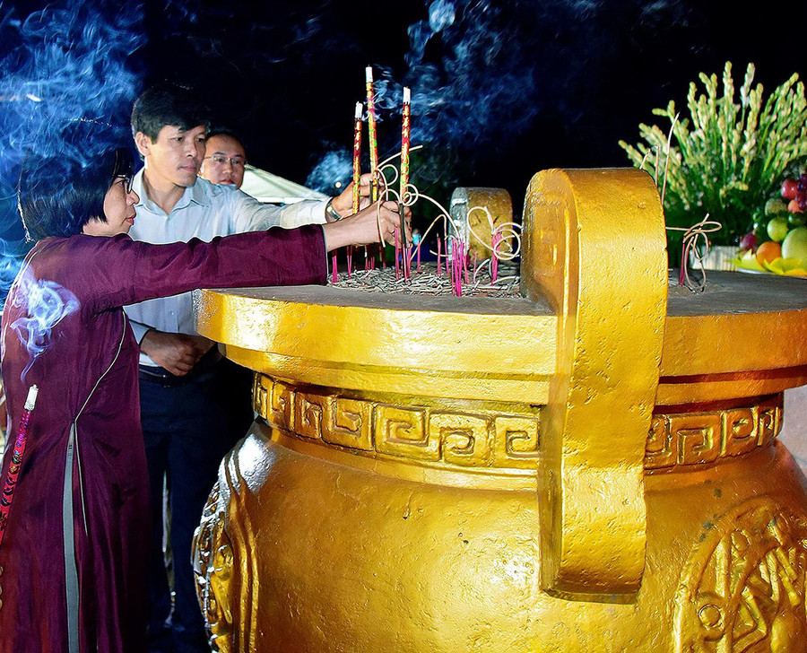 Đồng chí Nguyễn Thị Thanh Lịch-Phó Chủ tịch UBND tỉnh và đồng chí Đinh Ngọc Hải-Phó Chủ tịch Ủy ban MTTQ Việt Nam tỉnh dâng hương tại Nghĩa trang Liệt sĩ tỉnh. Ảnh: Đức Thụy