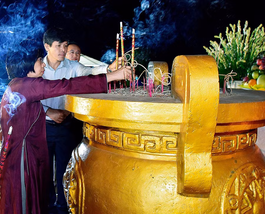 Đồng chí Nguyễn Thị Thanh Lịch-Phó Chủ tịch UBND tỉnh và đồng chí Đinh Ngọc Hải-Phó Chủ tịch Ủy ban MTTQ Việt Nam tỉnh dâng hương tại Nghĩa trang Liệt sĩ tỉnh. Ảnh: Đức Thụy