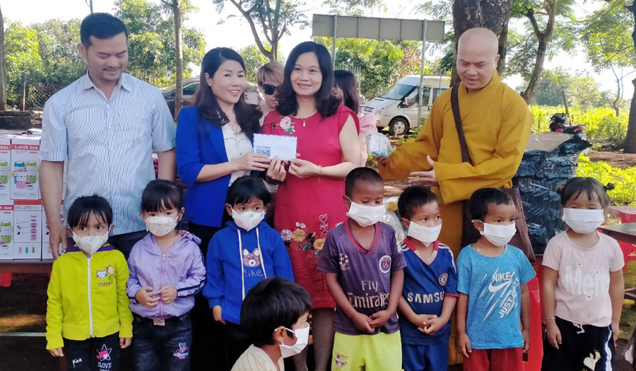 Đoàn từ thiện trao quà cho học sinh Trường Mẫu giáo Hoa Pơ Lang. Ảnh: Hoàng Viên  Quang cảnh đoàn từ thiện trao quà cho học sinh Trường mẫu giao Hoa Pơ Lang. Ảnh: Hoàng Viên