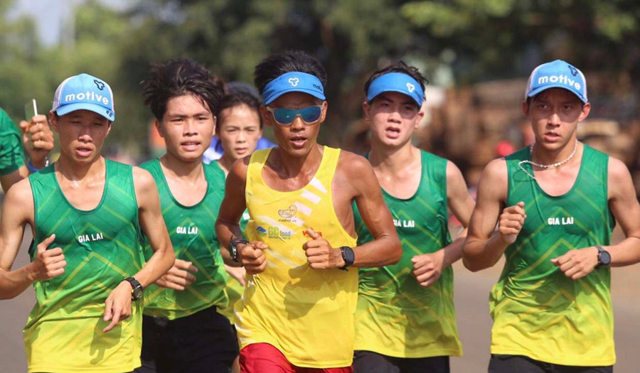 Vận động viên Nguyễn Thành Đạt (bìa phải) đã được triệu tập lên đội tuyển trẻ điền kinh quốc gia. Ảnh: Văn Ngọc 1Nguyễn Thành Đạt (bìa phải) đã được triệu tập lên đội tuyển trẻ điền kinh quốc gia. Ảnh: Văn Ngọc