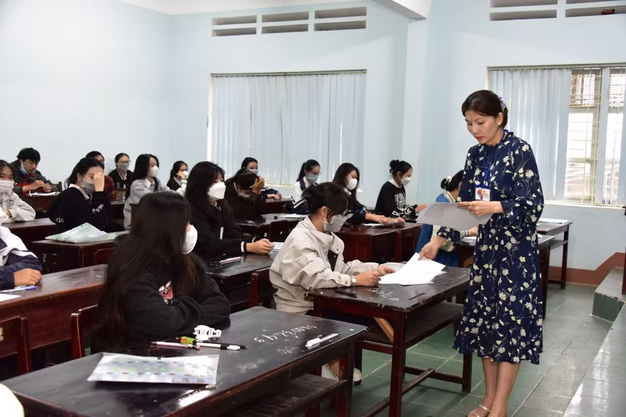 Sáng 8-7, thí sinh hoàn thành bài thi các môn tổ hợp của kỳ thi tốt nghiệp THPT. Ảnh: Đức Thụy Sáng 8-7, các thí sinh hoàn thành bài thi các môn tổ hợp. Ảnh: Đức Thụy