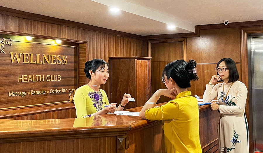Ban giám khảo đưa ra các tình huống xử lý cho thí sinh thi nghiệp vụ lễ tân. Ảnh: Minh Châu Ban giám khảo đưa ra các tình huống xử lý cho thí sinh thi nghiệp vụ lễ tân. Ảnh: Minh Châu