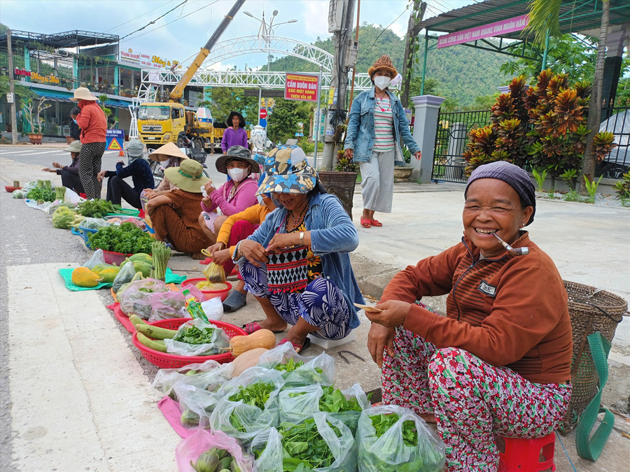 Những người già thôn Mực với công việc mưu sinh. Ảnh: T.V