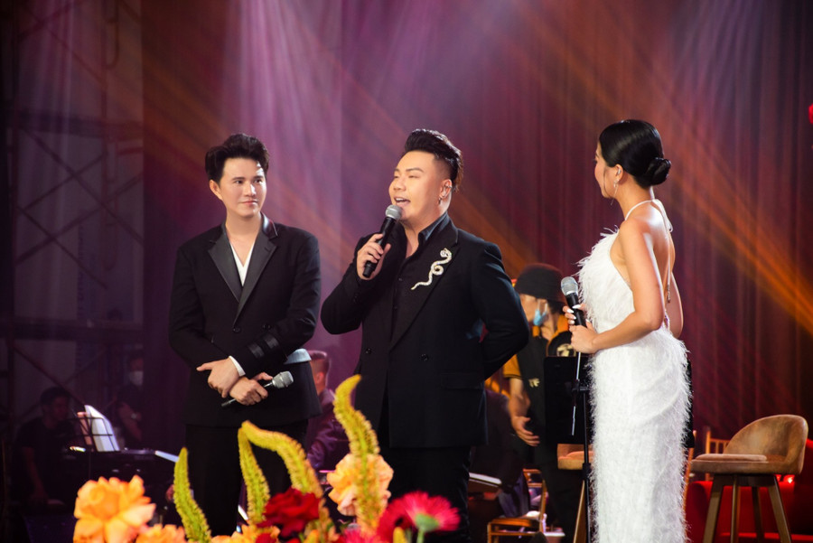 Trong đêm nhạc, anh còn hội ngộ nhiều đồng nghiệp thân thiết như Hà Thu, Hamlet Trương. Ảnh: NVCC