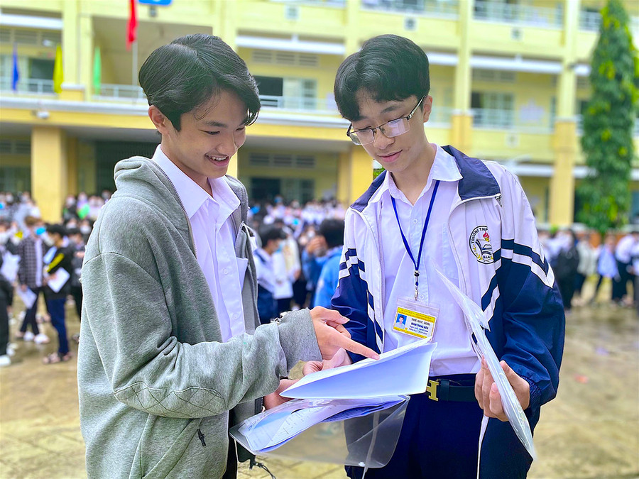 3Em Đoàn Trung Hiếu (bìa phải)-điểm thi Trường THPT Lê Lợi (TP. Pleiku) trao đổi bài cùng bạn sau khi kết thúc giờ thi môn Toán. Ảnh Mộc Trà..jpg