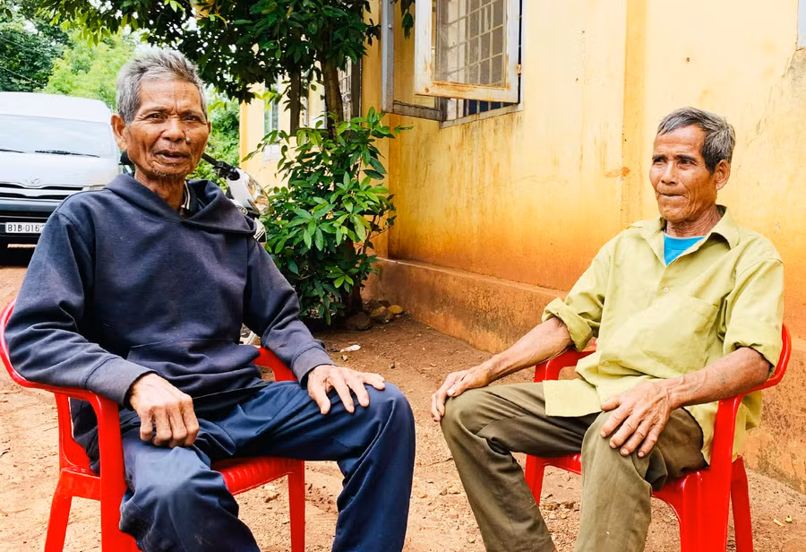  Ông Đinh Sêk (bìa trái) cùng đồng đội ôn lại kỷ niệm những năm tham gia kháng chiến. Ảnh: Nhật Hào