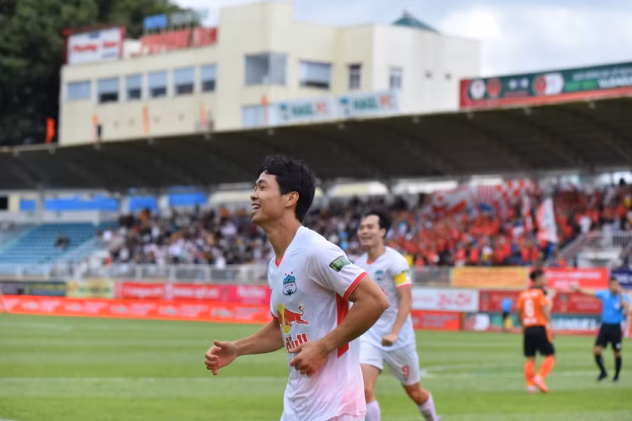 Công Phượng tỏa sáng với bàn thắng đẹp mắt. Ảnh: Văn Ngọc