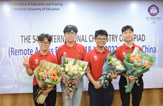 Em Phạm Nguyễn Minh Tuấn (thứ hai từ trái qua, học sinh Trường THPT Chuyên Khoa học tự nhiên, ĐH Quốc gia Hà Nội) và các em Xuân Hành, Việt Phong, Đức Minh cùng đoạt huy chương vàng tại kỳ thi Olympic hóa học quốc tế 2022