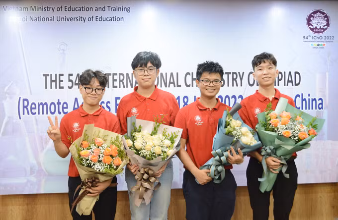 Em Phạm Nguyễn Minh Tuấn (thứ hai từ trái qua, học sinh Trường THPT Chuyên Khoa học tự nhiên, ĐH Quốc gia Hà Nội) và các em Xuân Hành, Việt Phong, Đức Minh cùng đoạt huy chương vàng tại kỳ thi Olympic hóa học quốc tế 2022