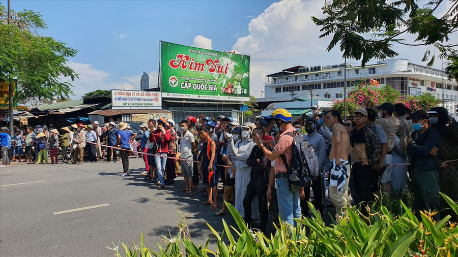 Rất đông người dân hiếu kỳ đến xem sự việc.