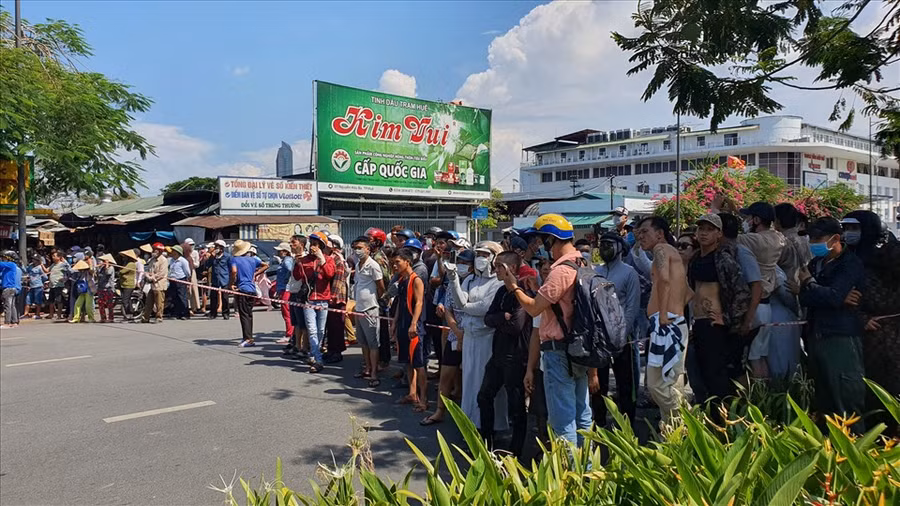 Rất đông người dân hiếu kỳ đến xem sự việc.