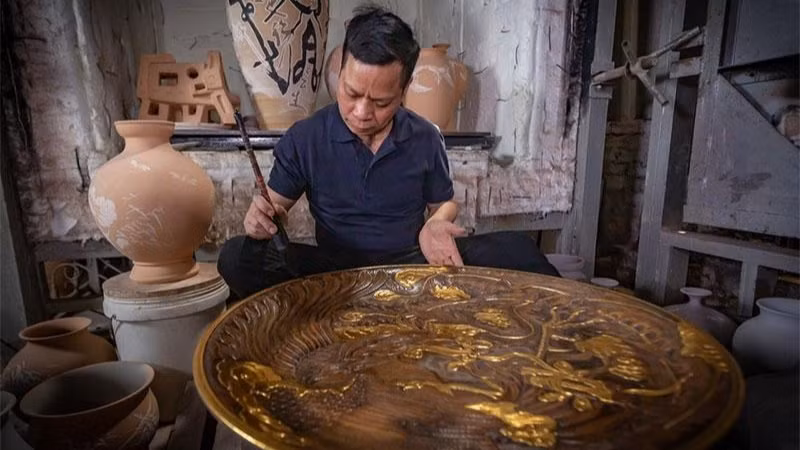 Nghệ nhân Nguyễn Hùng tâm huyết với gốm. Ảnh nguồn PLO