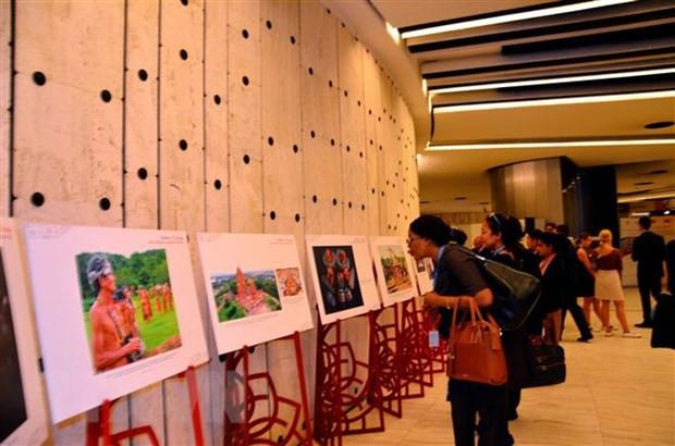 Triển lãm ảnh về các cộng đồng dân tộc và tôn giáo tại Việt Nam: Hòa hợp trong Đa dạng tại Trụ sở Liên hợp quốc ở Geneva, Thụy Sĩ. (Ảnh: Tố Uyên/TTXVN) Triển lãm ảnh về các cộng đồng dân tộc và tôn giáo tại Việt Nam: Hòa hợp trong Đa dạng tại Trụ sở Liên hợp quốc ở Geneva, Thụy Sĩ. (Ảnh: Tố Uyên/TTXVN)
