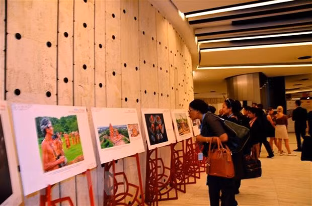 Triển lãm ảnh về các cộng đồng dân tộc và tôn giáo tại Việt Nam: Hòa hợp trong Đa dạng tại Trụ sở Liên hợp quốc ở Geneva, Thụy Sĩ. (Ảnh: Tố Uyên/TTXVN)