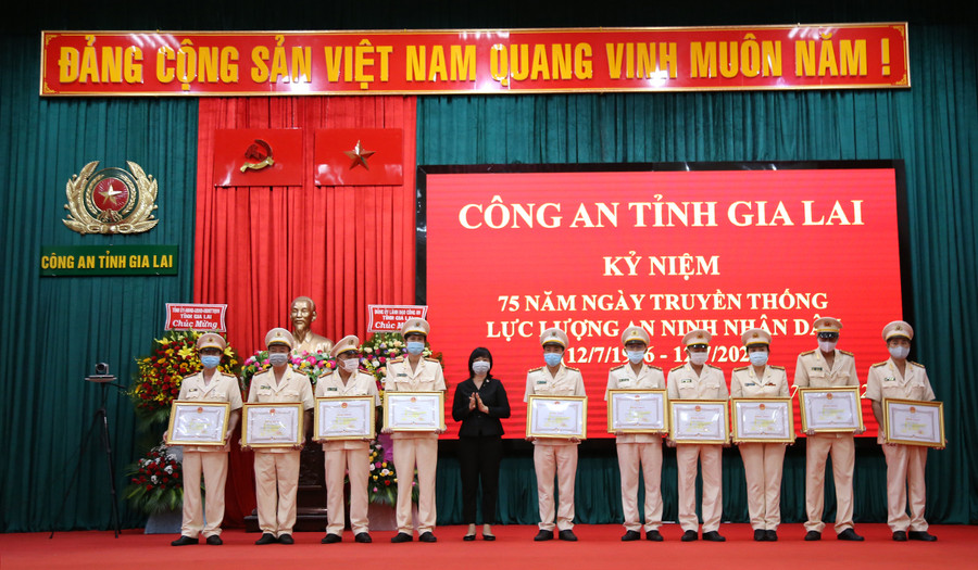Phó Chủ tịch UBND tỉnh Nguyễn Thị Thanh Lịch trao bằng khen của Chủ tịch UBND tỉnh cho các tập thể, cá nhân vào dịp kỷ niệm 75 năm Ngày truyền thống lực lượng An ninh nhân dân Việt Nam (12/7/1946-12/7/2021). Ảnh: Thúy Trinh Phó Chủ tịch UBND tỉnh Nguyễn Thị Thanh Lịch trao bằng khen của Chủ tịch UBND tỉnh cho các tập thể, cá nhân vào dịp kỷ niệm 75 năm Ngày truyền thống lực lượng An ninh nhân dân Việt Nam (12/7/1946-12/7/2021). Ảnh: Thúy Trinh
