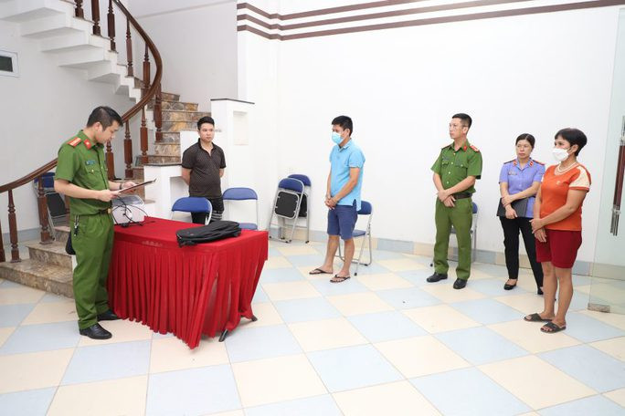Cơ quan Cảnh sát điều tra Công an tỉnh Yên Bái thi hành lệnh khám xét trụ sở công ty Đấu giá hợp danh Trường Phát - Ảnh: Công an cung cấp  Cơ quan Cảnh sát điều tra Công an tỉnh Yên Bái thi hành lệnh khám xét trụ sở công ty Đấu giá hợp danh Trường Phát - Ảnh: Công an cung cấp