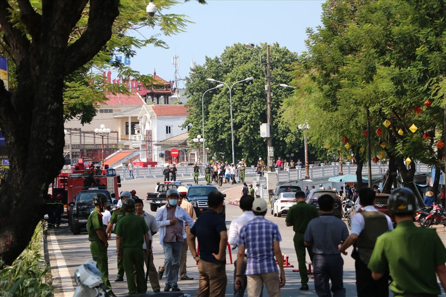 Khoảng 14h cùng ngày, lực lượng công an bắt được nghi phạm và dẫn giải di chuyển qua cầu Gia Hội.