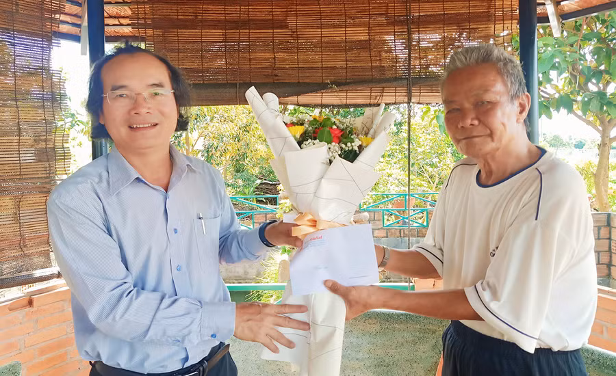 Phó Tổng Biên tập Báo Gia Lai Khuất Đình Viện thăm đồng chí Nguyễn Đức Thanh (cán bộ hưu trí) là thương binh loại 1/4. Ảnh: Đoàn Nga