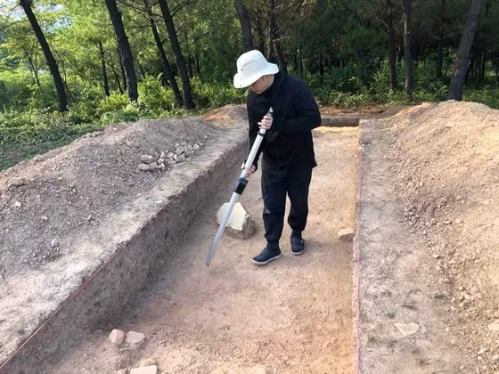 Đo đạc tại các hố đào khảo cổ tại di tích núi Bân