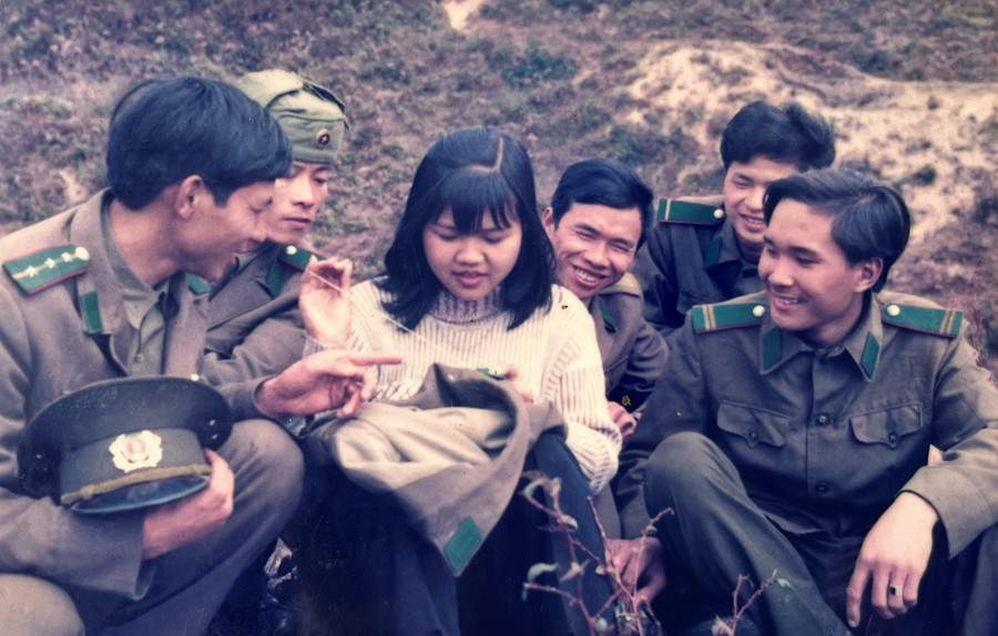 Nữ đoàn viên thanh niên trong đoàn công tác của tỉnh Hà Giang lên chốt của đồn BP Săm Pun động viên thăm hỏi và khâu áo cho bộ đội. Ảnh: Tư liệu