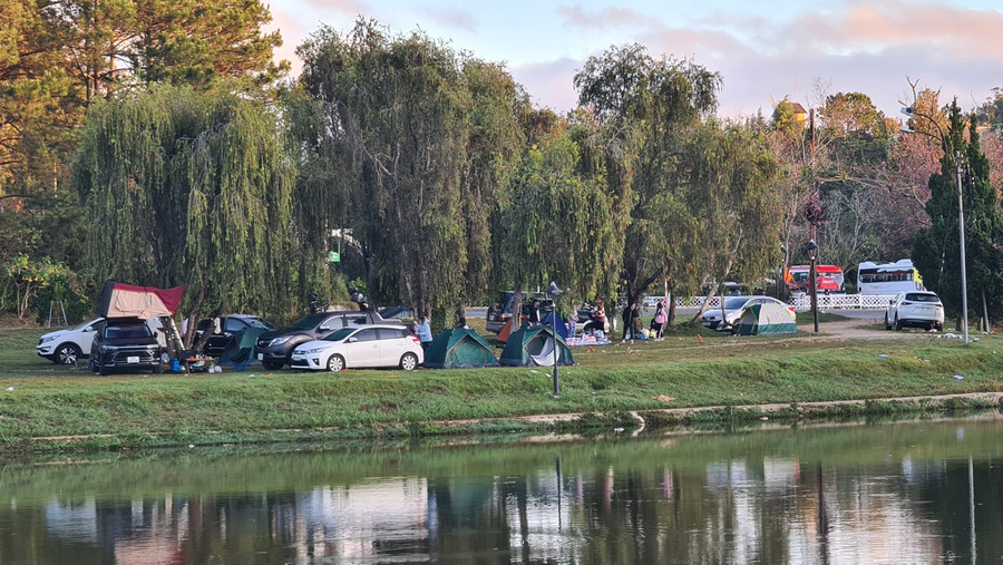 Du khách cắm lều ngủ bên hồ Xuân Hương dịp đầu xuân Nhâm Dần 2022. Ảnh: Lâm Viên