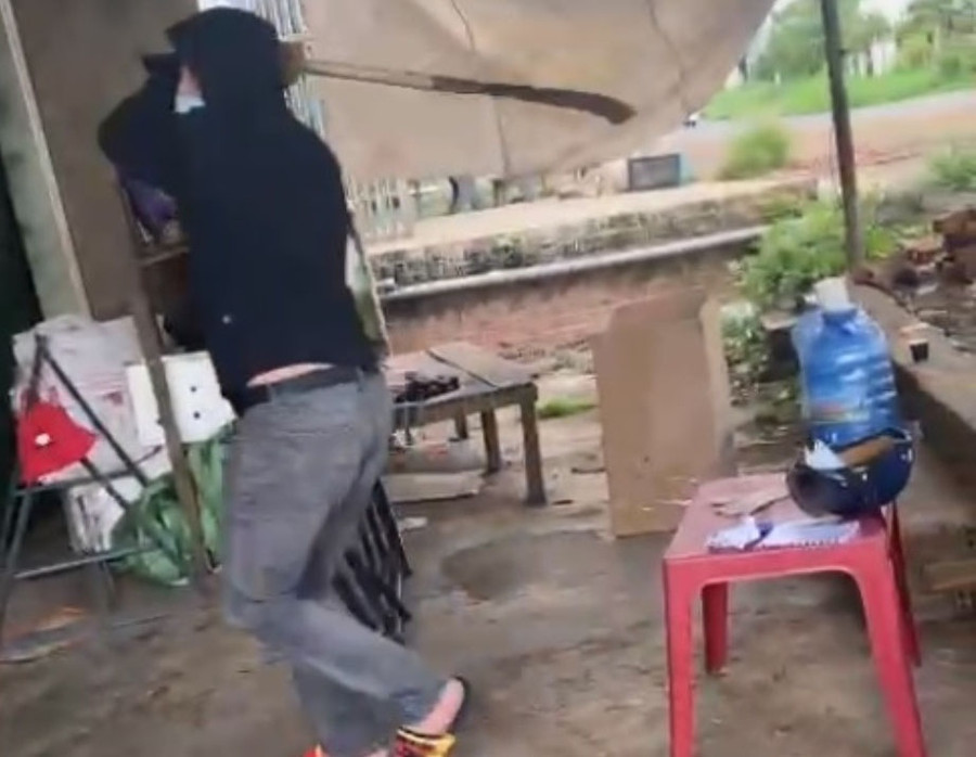 Hành vi vung rựa chém người gây kinh hãi. Ảnh: Cắt từ clip