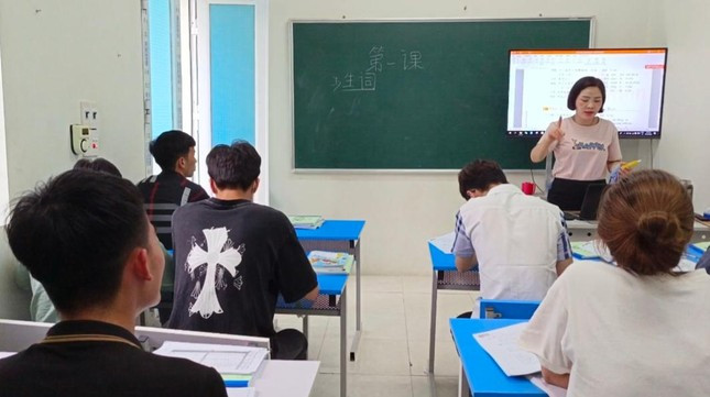 Nhiều bạn trẻ, trong đó có nhiều công nhân tranh thủ học ngoại ngữ để tìm kiếm cơ hội