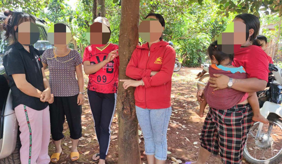  Những người phụ nữ ở làng Kloong đỏ mắt ngóng chồng mắc bẫy lừa đảo việc làm ở Campuchia. Ảnh: Hoành Sơn