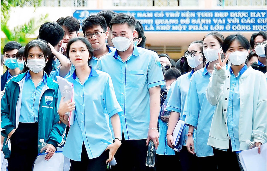 Các thí sinh tại điểm thi Trường THCS Trưng Vương (TP. Pleiku) ra khỏi phòng thi môn Toán với tâm lý nhẹ nhõm. Ảnh: Đức Thụy Các thí sinh tại điểm thi Trường THCS Trưng Vương (TP. Pleiku) ra khỏi phòng thi môn Toán với tâm lý nhẹ nhõm. Ảnh: Đức Thụy