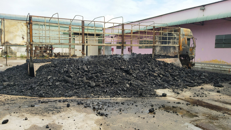 Chiếc xe tải cùng hàng hóa bị thiêu rụi. Ảnh: Song Thiên