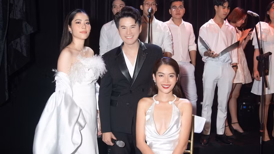 Vũ Mạnh Cường đảm nhận vai trò MC đêm nhạc của Nam Em. Ảnh: NVCC