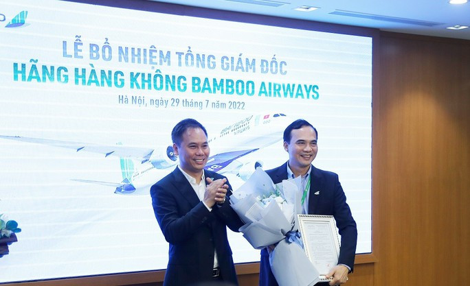 Ông Đặng Tất Thắng chuyển giao vị trí Tổng giám đốc hãng hàng không Bamboo Airways sang ông Nguyễn Mạnh Quân (bên phải)