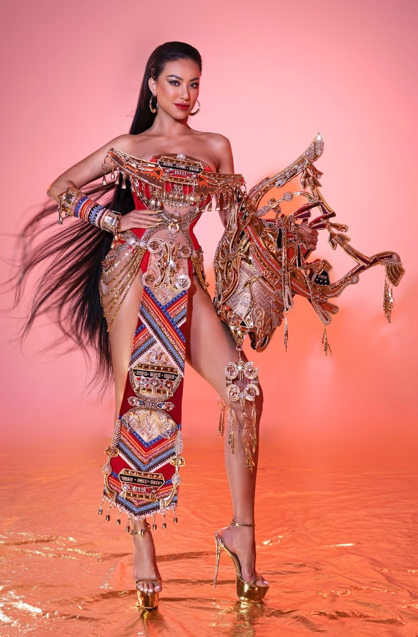 Trang phục dân tộc của Á hậu Kim Duyên tại Miss Supranational 2022 nặng đến 30 kg Trang phục dân tộc của Á hậu Kim Duyên tại Miss Supranational 2022 nặng đến 30 kg
