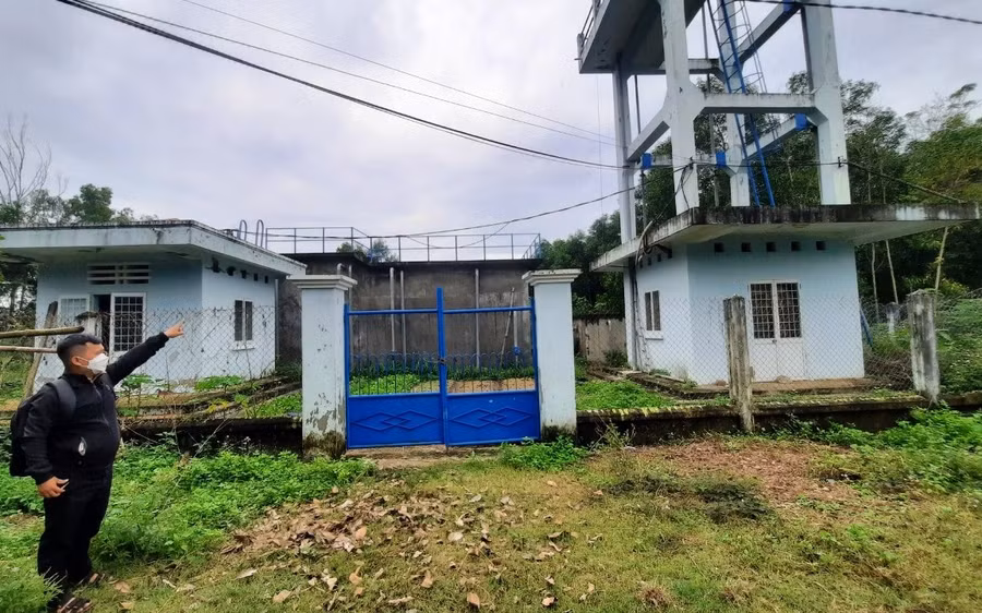 Công trình hệ thống cấp nước sạch tại xã Quế Mỹ được đầu tư 5,6 tỉ đồng hiện đang trong tình trạng bỏ hoang. Ảnh: Mạnh Cường Công trình hệ thống cấp nước sạch tại xã Quế Mỹ được đầu tư 5,6 tỉ đồng hiện đang trong tình trạng bỏ hoang. Ảnh: Mạnh Cường